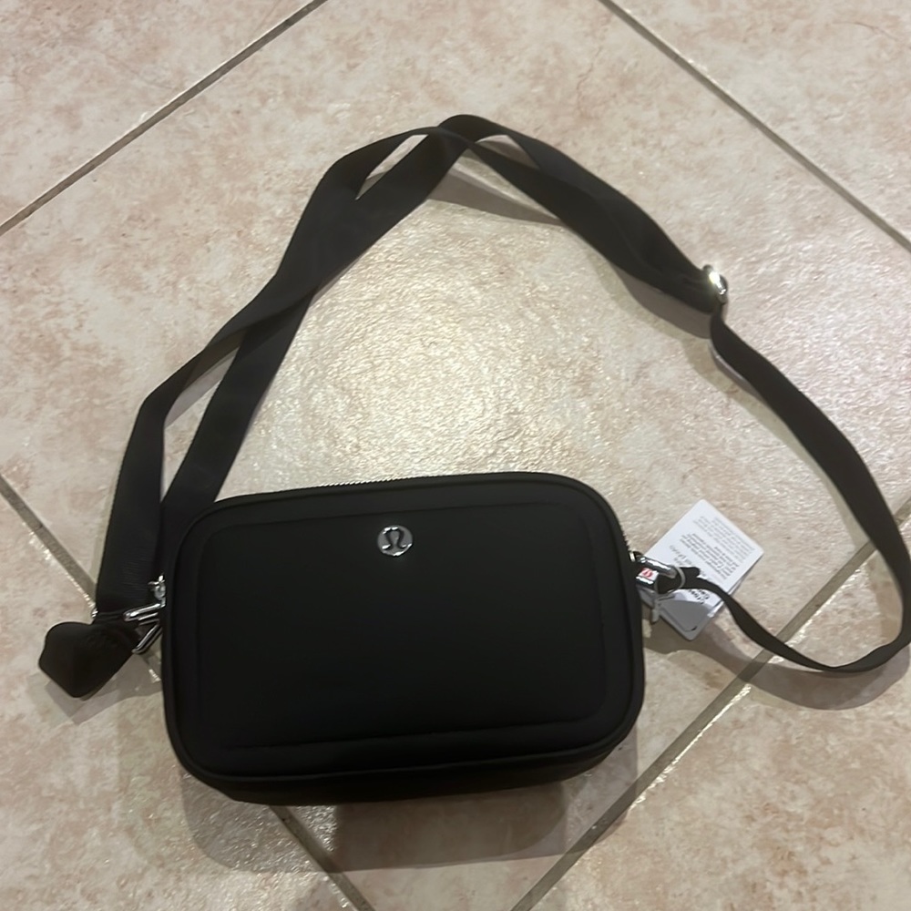 🫶🏼NWT LULULEMON crossbody camera bag🫶🏼